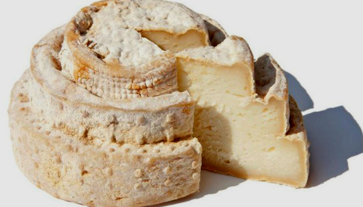 Montebore, il formaggio che sembra una torta nuziale